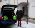 Bild: hmr
Gerhard Laab sorgt für die termingerechte Lieferung der Büchereimedien und nimmt die Taschen mit gelesenen Büchern auch wieder mit. Das Hauptaugenmerk liegt auf dem kontaktlosen Ablauf.