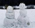 Bild: wku
Mama, Papa und Kind aus Schnee haben ihren Platz bei Wildenhof gefunden.