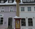 Bild: jzk
Die Sebastiansäule auf dem Kemnather Marktplatz wurde im Jahr 1714 aufgestellt, weil die Stadt von der tödlichen Pestseuche verschont wurde. Mit der Errichtung erfüllten die Kemnather Bürger ihr Pestgelübde.