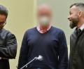 Bild: Christof Stache/dpa
Gute Miene zum bösen Spiel: Der deutsche Sportmediziner Mark S. (Mitte), angeklagt als Drahtzieher eines internationalen Doping-Netzwerks im Radsport und Wintersport, flachst mit seinen Anwälten Alexander Dann (rechts) und Yuri Goldstein.