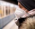 Symbolbild: Sven Hoppe/dpa
Ein Frau mit FFP2-Maske wartet in einer U-Bahnstation auf die Bahn. In Bayern gilt ab 18. Januar eine Pflicht zum Tragen von FFP2-Masken im öffentlichen Nahverkehr und im Einzelhandel.