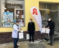 Bild: wku
Carina Eichenseer (links) und Andreas Schießler (rechts) übergeben Pfarrer Stefan Fischer (Mitte) die Maskenspenden.