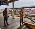 Bild: Wirtschaftsförderung Schwandorf/exb
Der Schwandorfer Wirtschaftsförderer Roland Kittel und Oberbürgermeister Andreas Feller (von links) diskutieren Verbesserungsmöglichkeiten der Barrierefreiheit im Schwandorfer Bahnhof.