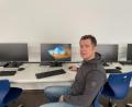 Bild: e
IT-Leiter Thomas Wiedenbauer erläutert, warum die Grund- und Mittelschule digital gut ausgerüstet ist.