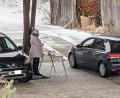 Bild: Anita Schwaiger/exb
Ohne das Auto zu verlassen, konnten sich die Bürger FFP2-Masken im Drive-In der Fensterbacher Nachbarschaftshilfe abholen.