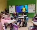 Bild: Polizeiinspektion Amberg/exb
Busschule unter Corona-Bedingungen: Polizeioberkommissar Markus Neumeyer erklärte im Klassenzimmer den Kindern, wie wichtig reflektierende Westen für die Sicherheit auf dem Schulweg sind.