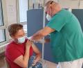 Bild: St.-Anna-Krankenhaus/P. Frohnhöfer
Der Ärztliche Direktor des Kommunalunternehmens, Dr. Klaus Nester, wird von Stefan Christau (rechts) gegen das Coronavirus geimpft.