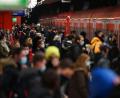Symbolbild: Marijan Murat
Berufsverkehr in einer Großstadt: Fahrgäste steigen in eine S-Bahn ein. Sie tragen einen Mund-Nasen-Schutz. Wie hoch ist die Corona-Ansteckungsgefahr im Nah- und Fernverkehr? Dazu gebe es keine einzige Studie, beklagt der Medizinstatistiker Prof. Dr. Gerd Antes.