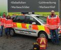 Bild: BRK Neualbenreuth/exb
Die Helfer vor Ort Bad Neualbenreuth (von links) Kai und Birgit Seitz sowie Tobias und Corinna Plonner holten ihr neu foliertes Auto bei Jürgen Malzer von KM Reklame ab. Auf dem Bild fehlt Bereitschaftsleiter Günter Plonner.