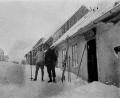 Archivbild: fvo 
Skifahrer vor dem alten Fahrenberger Wirtshaus vor 1904