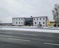 Bild: sne
Ein Blickfang bei der Einfahrt auf Grafenwöhr ist das neue Schul- und Verwaltungsgebäude des St.-Michels-Werks. Im Dezember soll der Unterricht dort starten.