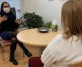 Bild: Caritas Regensburg
Marion Santl im Gespräch mit einer Klientin. Aktuell finden die Suchthilfe-Beratungen vor allem am Telefon, draußen bei einem Spaziergang oder in den Ambulanzen mit Maske und Abstand statt.