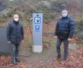 Bild: adj
Bürgermeister Reinhard Sollfrank und sein Stellvertreter Josef Langgärtner (von rechts) freuen sich, den Parksteinern ein kostenloses Angebot für das Laden ihrer E-Autos offerieren zu können.