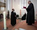 Bild: ubb
Dekan Thomas Guba entband Pfarrerin Katharina Bach-Fischer offziell und feierlich von ihren Aufgaben in der Kirchengemeinde Plößberg, damit sie in Fürth ihre neue Stelle antreten kann.