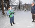 Bild: fz
Genau an der Stelle wird der Waldkindergarten eingerichtet. Im Hintergrund die verschneiten Dächer von Irchenrieth. Sabrina Schwabl nennt Bürgermeister Josef Hammer als möglichen Eröffnungstermin Ostern, an dem LearningCampus im Wald die Kinderbetreung aufnehmen könnte.