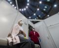 Bild: Boris Roessler/dpa
Die 90-jährige Odores H. wartet in einer Impfkabine unter dem Kuppeldach des Impfzentrums in der Festhalle in Frankfurt auf ihre Impfung gegen das neuartige Coronavirus.