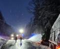 Bild: rw
Auf schneeglatter Fahrbahn rutschte auf der B 22 bei Erbendorf ein Laster mit Anhänger in den Straßengraben und blieb stecken.