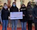 Bild: mez
Die drei Oberminis Lea Wolf, Annalena und Ronja Schroller (Mitte) überreichten einen großen Spendenscheck über 2330 Euro an Pfarrer Markus Bruckner (rechts). Dieser freute sich mit den beiden Mitorganisatoren Maria Bock und Roman Melzner über das große Engagement der jungen Pfarreimitglieder.