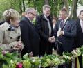 Bild: L. Hladik/exb
Ein besonderes Moment in der Geschichte der Stadt war die Durchführung der Gartenschau „Natur in Tirschenreuth 2013“. Das Foto zeigt Franz Stahl (2.v.r.) und den damaligen bayerischen Umweltminister Dr. Marcel Huber (M.) beim Durchschneiden des Eröffnungsbandes am 29. Mai 2013. Der Gartenschau ist in der Chronik ein eigener großer Themenbereich mit vielen Informationen und Fotos gewidmet.