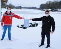 Bild: do
Zugefrorener Rußweiher: Auf seiner Eisfläche ist Vorsicht geboten, warnten am Ufer des Freizeitsees Wasserwacht-Chef Josef Ott (links) und Bürgermeister Marcus Gradl. Wasserwacht-Plakate mit Symbolbildern sollen vor den Gefahren auf dem Eis warnen und geben Tipps für das richtige Verhalten bei einer Notrettung