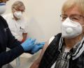 Archivbild: Wolfgang Steinbacher
Krankenschwester Gerlinde Schertl (links) spritzt im Beisein von Dr. Michael Scherer, dem Ärztlichen Leiter im Impfzentrum Sulzbach-Rosenberg, Ende Dezember zum ersten Mal den Impfstoff gegen Covid-19. Die 83-jährige Marga Weiß war die Erste, die ihn bekam.