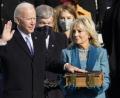 Bild: Andrew Harnik/AP/dpa
Joe Biden wird als 46. Präsident der Vereinigten Staaten vereidigt, während Jill Biden die Bibel während der Amtseinführung des Präsidenten hält.