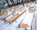 Bild: Peter Kneffel/dpa
Schnee liegt auf Bierbänken in einem Biergarten in München. Die Gastronomie wird auch weiterhin geschlossen haben.