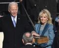 Bild: Saul Loeb/Pool AFP/dpa 
Joe Biden wird von Chief Justice John Roberts als 46. Präsident der Vereinigten Staaten vereidigt, während Jill Biden die Bibel während der 59. Amtseinführung des Präsidenten im US-Kapitol in Washington hält.