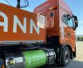 Bild: exb/Dechant, Godelmann
Das Unternehmen Godelmann hat bereits eigene Lkw auf Flüssig-Erdgas-Antrieb umgestellt. Noch müssen die 40-Tonner am Nürnberger Hafen tanken.