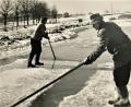 Archivbild: cr
Das Herausziehen der Eisplatten musste geübt sein. Im Hintergrund ist das einzig noch existierende Bild vom „Wasserhäuschen“ am Siedlerweg zu sehen. Hier mussten die Bewohner täglich ihr Trink- und viele auch ihr Nutzwasser holen.