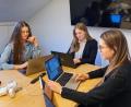 Bild: Intouch Consult
Die studentischen Unternehmensberater bei einem Teamtreffen. Aktuell finden die Meetings wegen der Pandemie online statt.