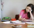 Bild: Anke Thomass - stock.adobe.com
Es ist für Kinder und Eltern ein Szenario, das sie eigentlich nicht mehr wollen: Homeschooling. Doch angesichts steigender Inzidenzwerte bereiten sich die Schulen in der Stadt Amberg bereits wieder auf den Unterricht zuhause vor.