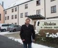 Bild: bl
Norbert Auer, Stiftungsverwalter im Pfreimder Altenheim, hat zusammen mit der Belegschaft eine heftige Corona-Krise gemeistert. Trotz mehrerer Todesfälle bleibt die Anerkennung dafür seitens der Bewohner nicht aus.