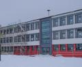 Bild: tkr
Ein modernes und helles Ambiente bieten die sanierten Räume der Grundschule Teunz. Auch an der Außenfassade ist bereits das neue Gesicht sichtbar. Im Innenbereich wird mit Hochdruck gearbeitet, während im Außenbereich die Arbeit ruht. Im Frühjahr wird die Sanierung des Hauptgebäudes abgeschlossen.