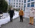 Bild: usc
Kinderschwester Karin Borchers vom Kinderpalliativteam Ostbayern am Klinikum St. Marien (links) freute sich über eine 1000-Euro-Spende, die Vertreter des Lions-Clubs Amberg-Sulzbach überbrachten; (von links): Schatzmeister Hans Fürnkäs, Clubpräsident Fritz Kammerer und der Vorsitzende des Lions-Hilfswerks, Peter Rückerl.