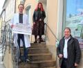 Bild: stg
Insgesamt 3000 Euro verteilt Apotheker Dr. Sebastian Vonhoff (links) zu gleichen Teilen an Jessika Wöhrl-Neuber vom Familienzentrum "Mittendrin" und Holger Hassel, Leiter des SOS-Kinderdorfs Oberpfalz in Immenreuth.