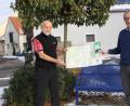 Bild: sam
Riedens neuer Wanderwegewart Werner Meiler (links) mit der gemeindlichen Wanderkarte und Bürgermeister Erwin Geitner.