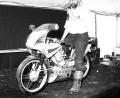 Archivbild: Fritz Fürk
Kraftfahrzeugmechanikermeister Sepp Zeitler aus Speinshart hat in zweijähriger Kleinarbeit einen Wasserstoffmotor für Zweiräder entwickelt.