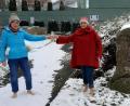 Bild: exb
Gisela Prüll (links) und Evelin Hensel vom Amberger Kneippverein beim Schneetreten.