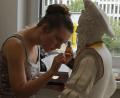 Bild: Sarah Deiminger/exb
Kirchenmalerin Sarah Deiminger bei der Arbeit an ihrer Meisterfigur, die sie "Giacomo" nennt.