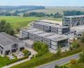 Bild: clemens.fuetterer@oberpfalzmedien.de, cfuetterer
Die anspruchsvolle Architektur („Corporate Architecture“) soll sinnbildlich für die Werte des IT-Unternehmens IGZ stehen: Innovation, Kreativität, Ingenieurtechnik, Solidität und nicht zuletzt Oberpfälzer Bodenständigkeit. Der markante fünfte Bauabschnitt –senkrecht zu den bestehenden „Software-Scheunen“ – wird als „Meilenstein in der Firmengeschichte“ gesehen.