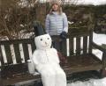 Bild: Martina Söllner-Gradl/exb
Anna zusammen mit dem Schneemann, der auf der Bank beim Schlosses Hardeck Platz genommen hat.
