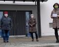 Bild: zer
Zur Spendenübergabe treffen sich (von links) Sabine Wangel Sozialdienst katholischer Frauen Nürnberg), Barbara Wangel (Teamsprecherin Frauenbund Letzau), Margita Sammel (Stellvertreterin) und Enikö Nagy (Frauenhaus Weiden) an der Kirche in Letzau.