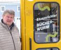 Bild: fsb
Bürgermeister Martin Schregelmann freut sich über den "Etzenrichter Bücherwurm"