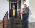Nur fürs Foto kurz die Maske abgenommen: Bürgermeister Franz Tauber (rechts) gratuliert Ehrenbürger Manfred Schinner zum 80. Geburtstag.