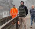 Bild: gis
Bürgermeister Sebastian Voit (Mitte) ist es wichtig, Verwaltungsleiter Thomas Förster (rechts) und Bauhofleiter Martin Reichenberger (links) mit aufs Foto zu nehmen, denn auf sie kann er zählen. Die Drei stehen an den Fußgängerbrücken am Fichtelsee, deren Erneuerung abgeschlossen werden soll.