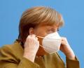 Bild: Fabrizio Bensch/Reuters/Pool/dpa
Bundeskanzlerin Angela Merkel (CDU) setzt nach einer Pressekonferenz im Haus der Bundespressekonferenz ihre Gesichtsmaske wieder auf. Thema waren unter anderem die Beschlüsse von Bund und Ländern zur Bekämpfung der Corona-Pandemie.