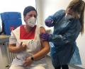 Bild: exb/Dr. Matthias Loew
Einrichtungsleiterin Daniela Jenke wurde bereits geimpft – der Schutz der Bewohner der Pflegeeinrichtung St. Laurentius in Eschenbach wird großgeschrieben.