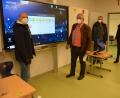 Bild: jr
Bei der Besichtigung der Grundschule Mitterteich erklärte Hausmeister Robert Hoyer (links) den Leonberger Gemeinderäten die Funktionsweise der interaktiven Display-Tafeln in den Klassenzimmern. Von rechts Martin Teubner, Alexandra Burger, Alois Männer und Bürgermeister Johann Burger.
