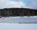 Bild: gi
Der Badeweiher bei Tröbes wurde einige Jahre nicht mehr entschlammt. Für die neue Badesaison wird nach Lösungen gesucht, das Badewasser weiterhin sauber zu halten.